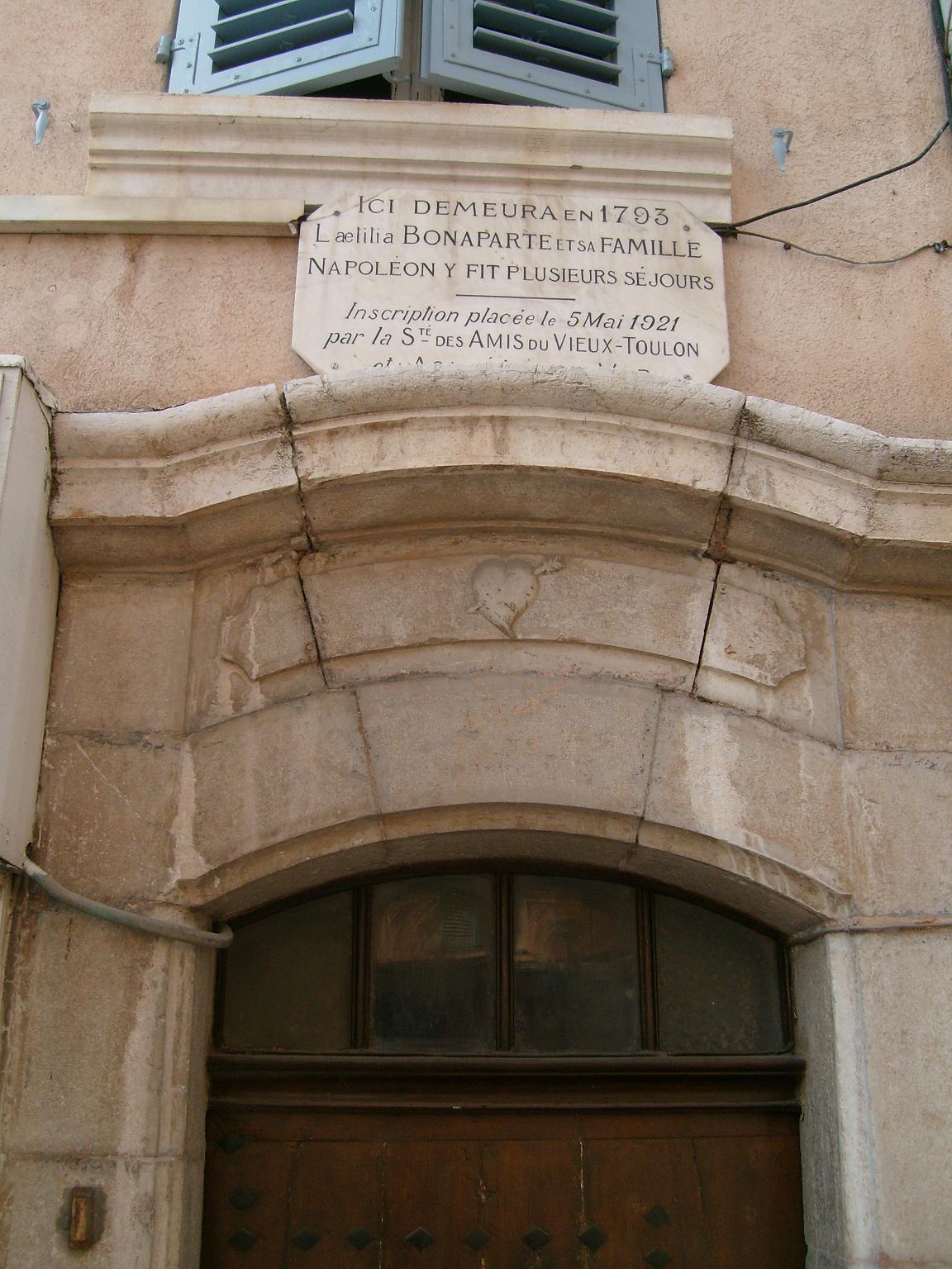 10/01/2010, La Valette: oud pand in oude centrum.
Tekst boven deur vermeldt: In 1793 woonde 
hier Laetitia Bonaparte met haar gezin.
Napoleon logeerde hier meerdere keren.