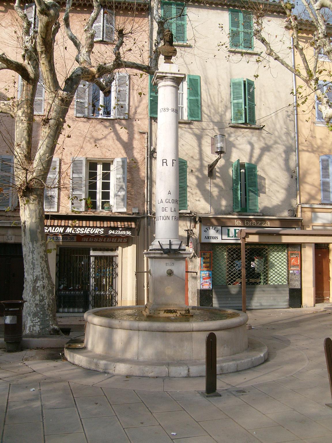 10/01/2010, La Valette: Fontein op plein in 
oude centrum. Tekst op zuil vermeldt: 
'À la gloire de la Révolution Française' =
ter ere van de Franse Revolutie (1789)